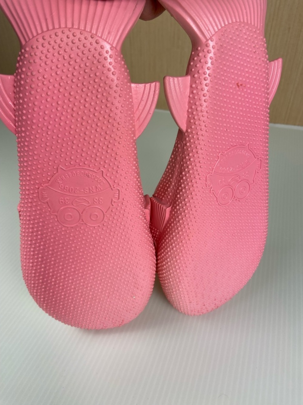 Pink Fish Slides Sandals Women 7-8 Cartoon Shower Pool Beach Slip On EUC - Picture 5 of 7